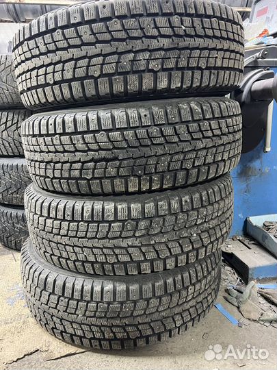 Dunlop SP Winter Ice 01 215/70 R16