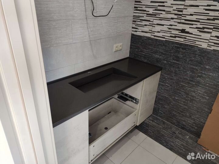 Раковина из камня с щелевым сливом