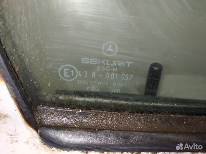 Стекло двери передней правой Mercedes-Benz C-Класс