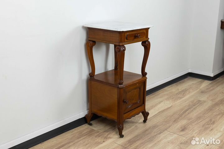 Старинная прикроватная тумбочка