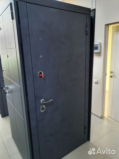 Дверь входная с зеркалом