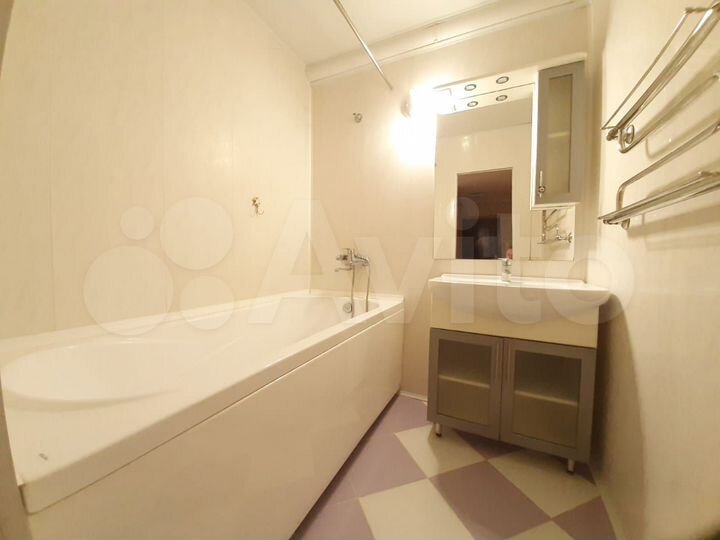 2-к. квартира, 60 м², 4/10 эт.