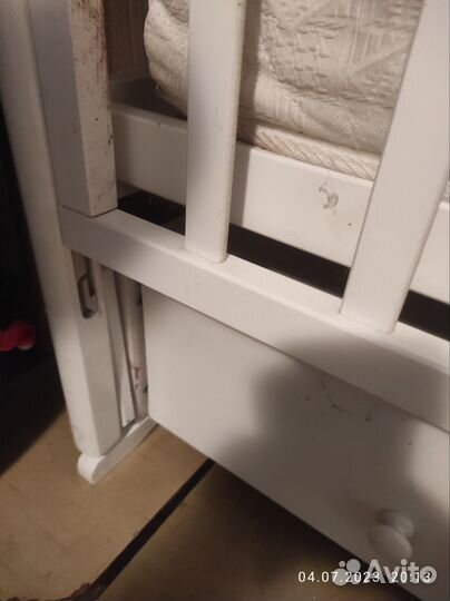 Детская кроватка с продольным маятником