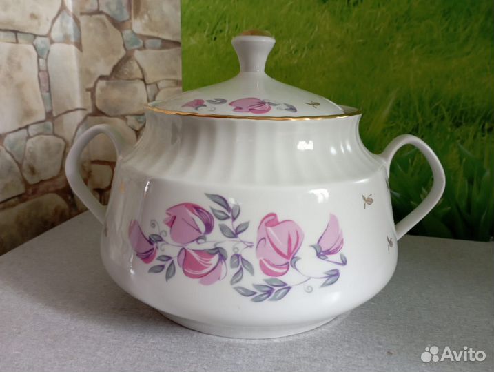 Супница фарфоровая с крышкой СССР