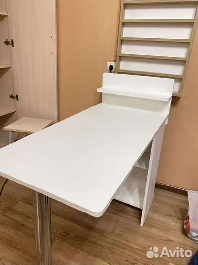 Маникюрный стол