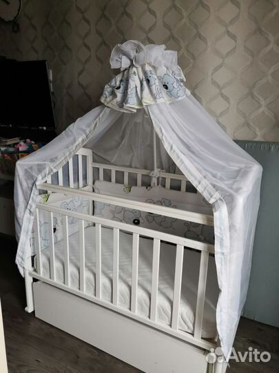 Детская кроватка с маятником