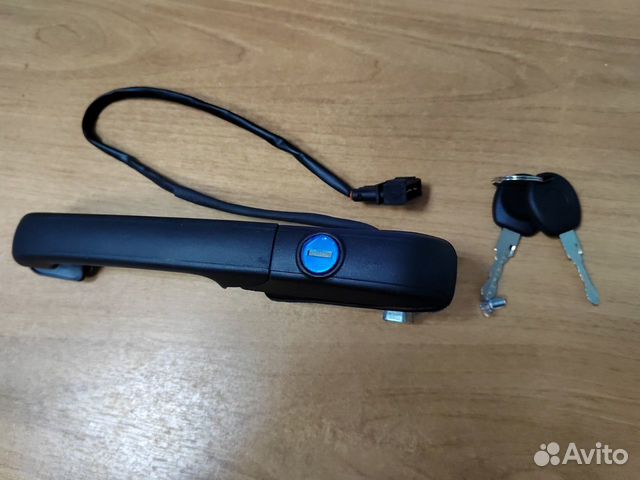 Ручка двери передняя правая с ц. з. Passat b4