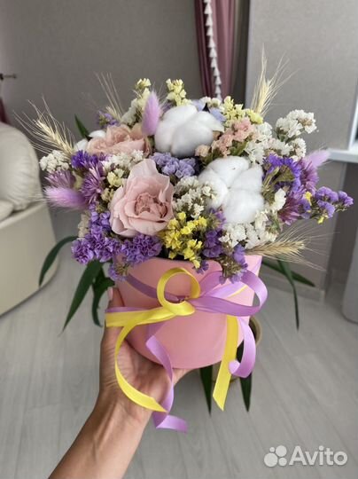 Букет их сухоцветов в шляпной коробке