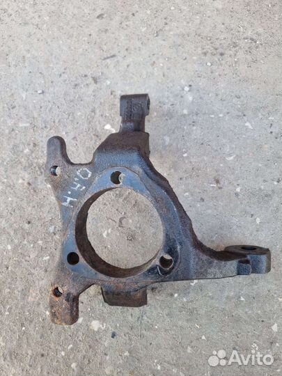 Поворотный кулак передний левый Опель Астра Н