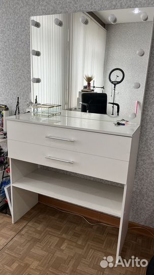 Гримерный столик с зеркалом и подсветкой