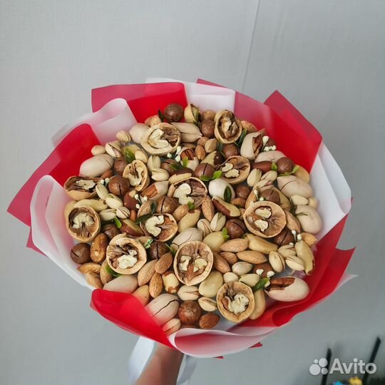 Букет из орехов