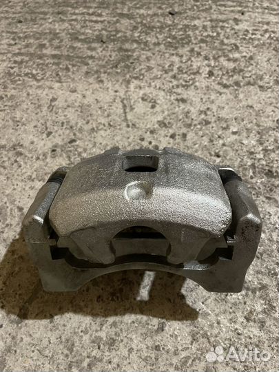 Суппорт передний правый Mitsubishi Outlander