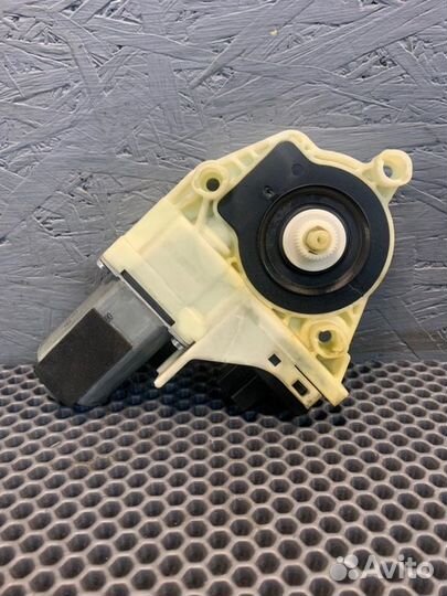 Мотор стеклоподъемника задний правый Porsche