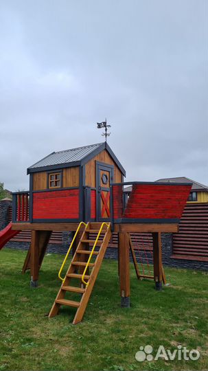 Детская горка на подиуме с домиком кораблик