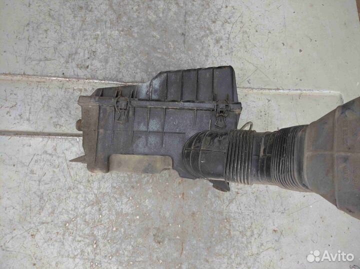 Корпус воздушного фильтра Фольксваген Пассат Б3