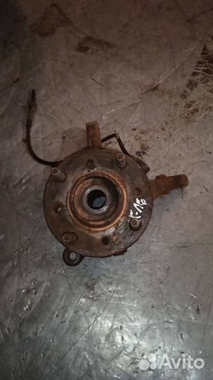 Кулак передний левый Mitsubishi Carisma рест. 2001