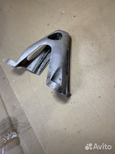 Кронштейн опоры двигателя Audi A8 D3 03-08 гв