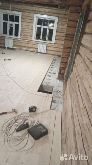 Замена венца деревянного пола, подъем дома