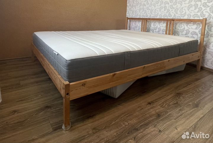 Кровать с матрасом