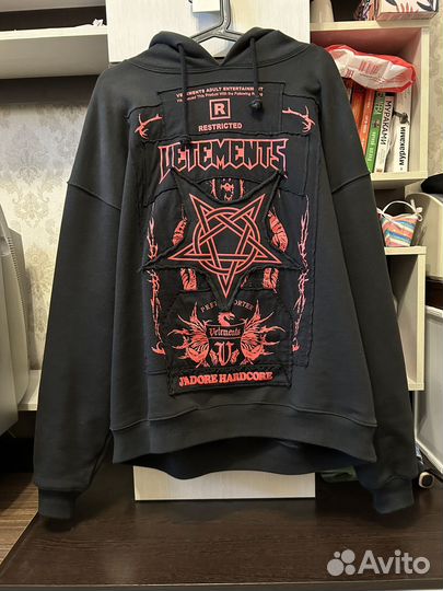 На руках vetements hardcore patch red