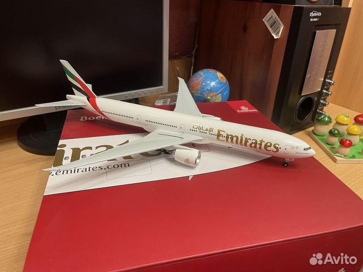 Модель самолета Boeing 777-300ER 1:200