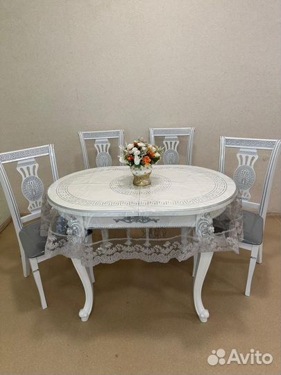 Стол и стулья новые