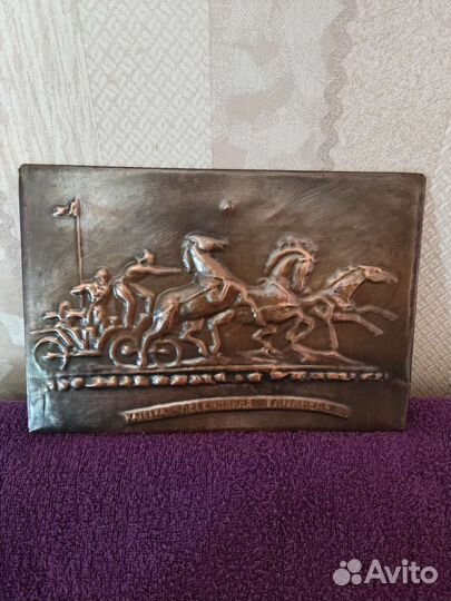 Чеканка легендарная тачанки и курсант с цветами