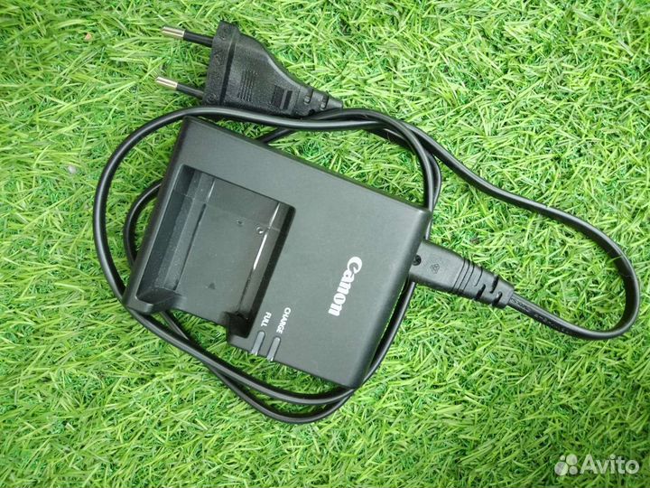 Зеркальный фотоаппарат canon EOS 2000d