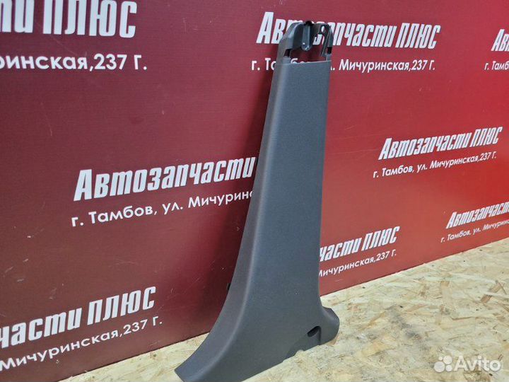 Обшивка средней стойки правая Renault Logan