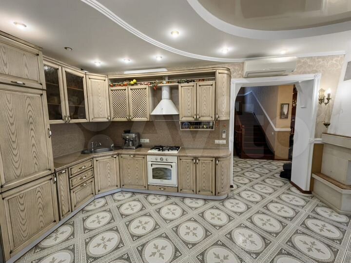 Дом 271,2 м² на участке 13,7 сот.