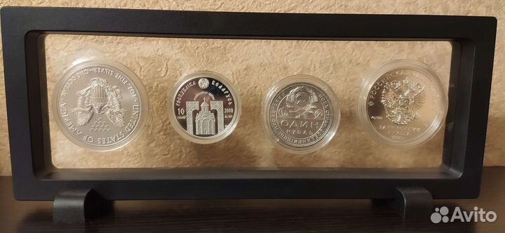 Рамка с серебряными монетами