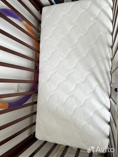 Детская кроватка с маятником и матрасом