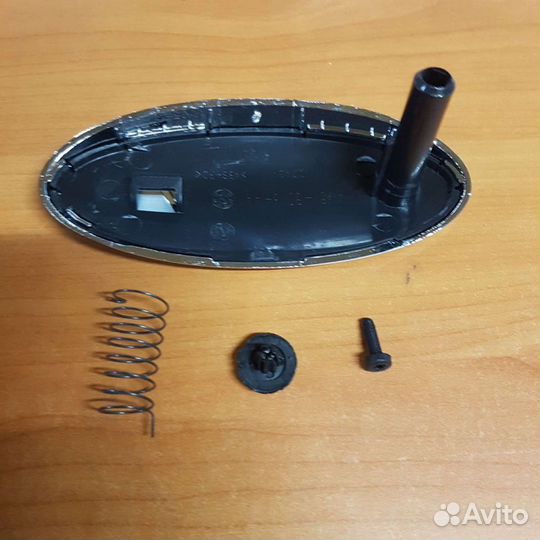 Эмблема решетки радиатора Ford Focus 2