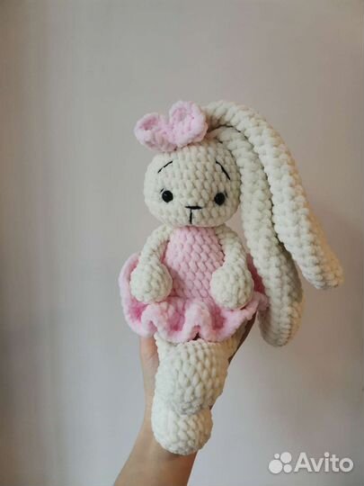 Вязаная игрушка заяц