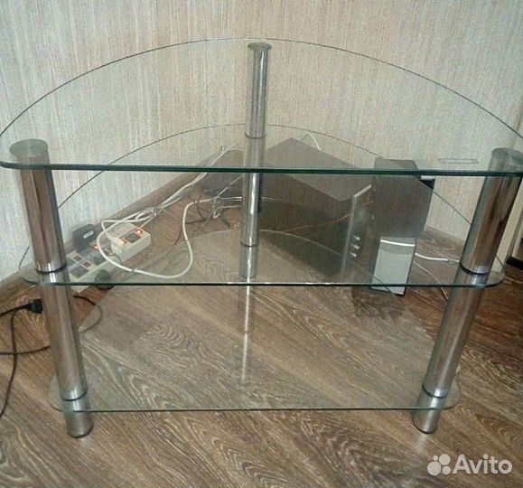 Стеклянный стол под телевизор и аппаратуру