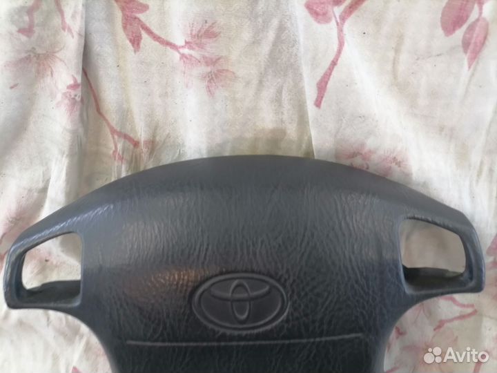 Подушка безопасности в руль Toyota Corolla E100