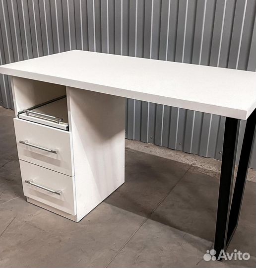 Маникюрный стол лофт