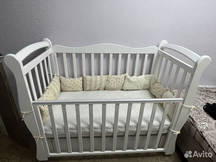Детская кроватка с маятником
