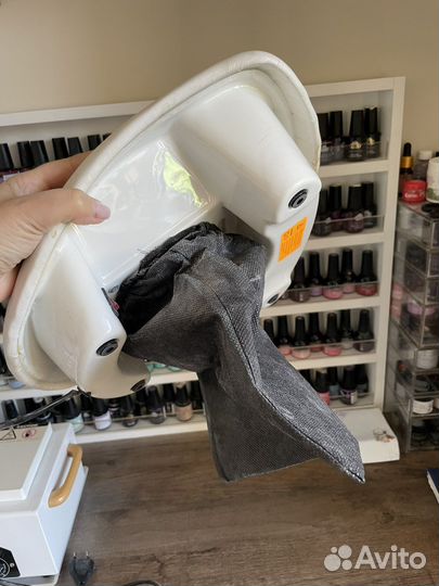 Подставка для рук клиента, с встроенным пылесосом