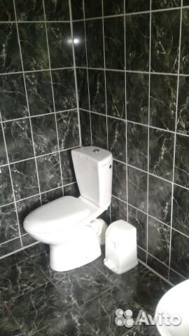 Унитаз и бюде с краном,шлангами подвода воды