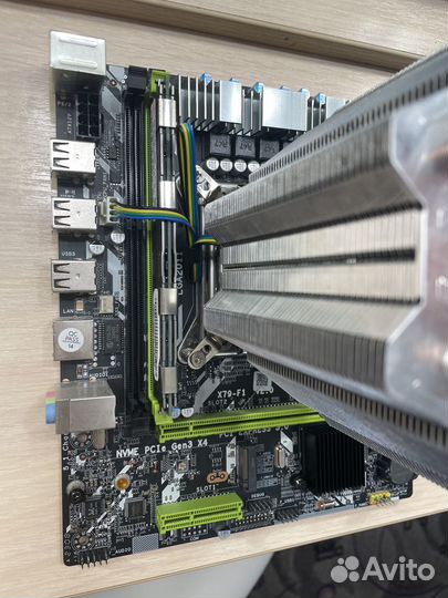 Материнская плата с процессором, памятью и башней