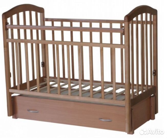 Детская кроватка с ящиком и маятником