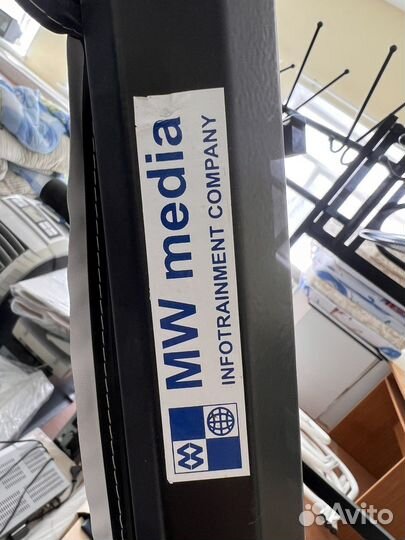 Переносной экран на штативе