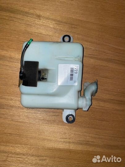 Бачок омывателя заднего стекла Toyota Land Cruiser