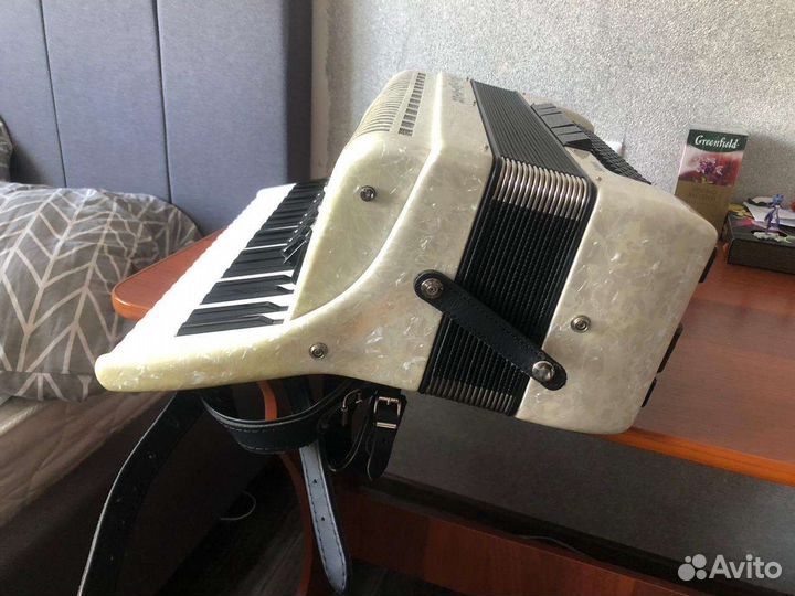 Аккордеон Weltmeister Saphir 4/4