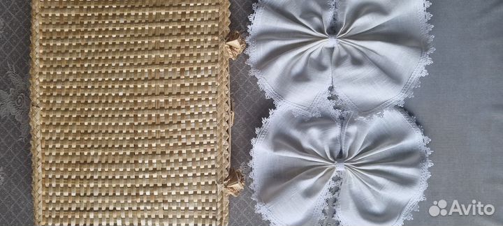 Льняные салфетки в соломенном коробе
