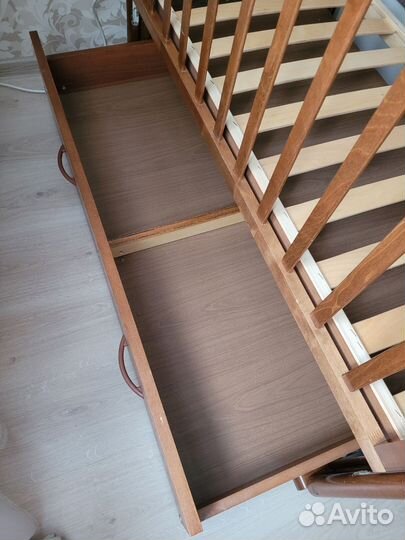 Детская кроватка и пеленальный комод