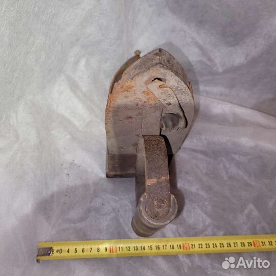 Старинный угольный утюг