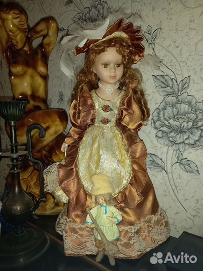 Кукла фарфоровая