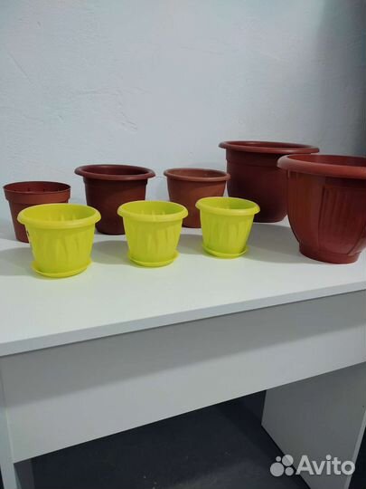 Восемь горшков для цветов, растений